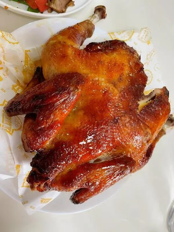 简单粗暴：烤箱版烤鸡 用料 材料 用量 鲜鸡 1只 生抽 适量 老抽 适量 蚝油 适量 料酒 适量 盐 适量 五香粉 适量 孜然粉 适量 奥尔良腌料